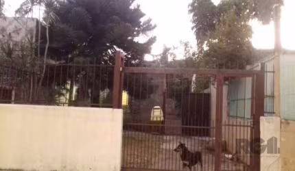 TERRENO AZENHA ,  COM CASA NO PÁTIO DE 2 DORMITÓRIOS, VAGA DE GARAGEM, BAIRRO AZENHA, PORTO ALEGRE/RS   &lt;BR&gt;&lt;BR&gt;Terreno  com casa pequena  de  2 dormitórios, 1 vaga de garagem,  no bairro 