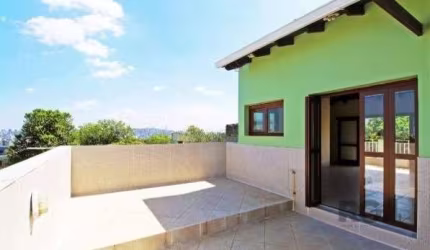 Ótima cobertura duplex no bairro Santo Antônio, desocupada, frente, com 252m², com 4 dormitórios e 2 vagas. Possui no andar inferior: living amplo para 2 ambientes, sala de estar com lareira, lavabo, 