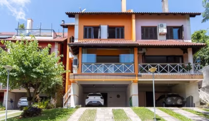 Excelente Casa em Condomínio: Semi Mobiliada com 3 Dormitórios e Vista Panorâmica da Cidade&lt;BR&gt;&lt;BR&gt;Venha conhecer esta maravilhosa casa localizada em um condomínio pequeno e familiar. Com 