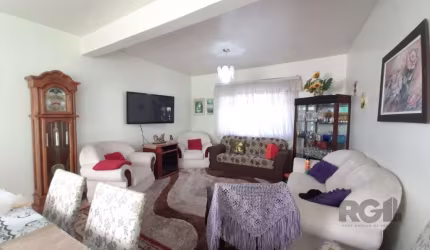 Residência no Bairro Santana em Porto Alegre. Parte térrea com living na entrada, lavabo, cozinha e ampla sala de jantar e estar; despensa, 2 pátios, lavanderia, banheiro auxiliar, gabinete e garagem 