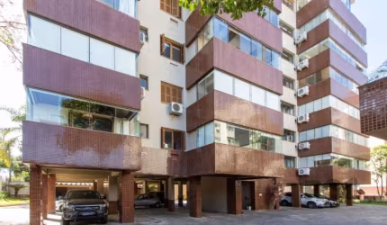 Excelente apartamento, localizado no Bairro Tristeza, o mais cobiçado da zona sul de Porto Alegre, com 3 dormitórios sendo 1 ampla suíte com móveis em madeira nobre e banheira de hidromassagem, living