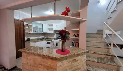 Sobrado 3 dormitórios amplos, sendo 1 suíte, 5 banheiros,  cozinha americana, sala ampla, sótão com lareira, garagem coberta para 2 carros.     &lt;BR&gt;A casa possui 250,00m² de área construída, com
