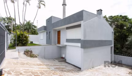 Residência estilo sobrado 100% reformada no bairro Santa Teresa.  Casa com dimensões confortáveis em todos os ambientes e terreno em declive, com reserva de mata preservada aos fundos. O Imóvel possui