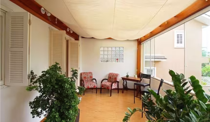 Maravilhosa casa de 02 dormitórios, um sacadão elegante em vidro blindex, com um toque especial de piso porcelanato na área social e um aconchegante laminado nos dormitórios. Além disso, conta com com