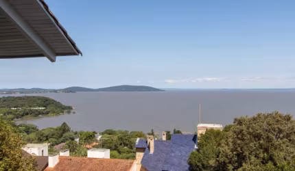 Excelente casa com a mais deslumbrante vista do Guaiba, não estamos exagerando.&lt;BR&gt;Imóvel em níveis com lances curtos de escada, living com sacada vista panorâmica do rio, integrado a grande cop