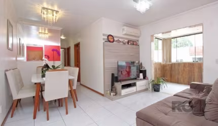 Este apartamento de 3 dormitórios, com uma suíte, oferece um espaço generoso e confortável para seus moradores. O living de 2 ambientes, integrado com a sacada que possui churrasqueira, proporciona um