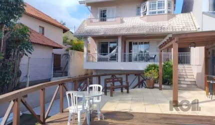 Magnífica residência com uma área privativa de 307m² no bairro Espírito Santo! No térreo, você será recebido por uma ampla garagem para até 4 automóveis, oferecendo uma vista espetacular para o Guaíba