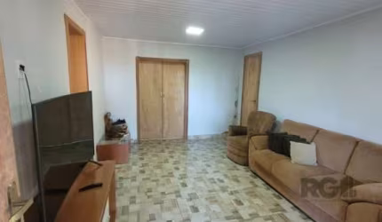 Vendo casa ótima localização,  10,89 Frente 35,58 fundo 387,46. terreno possui duas casas sendo da frente 1 quarto 1 suíte, área de serviço 1 banheiro social, laje com salão em cima. casa fundo. 1 qua