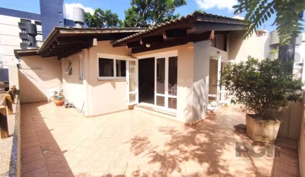 Bela e espaçosa cobertura de 03 dormitórios sendo 01 suíte localizado no Bairro Bela Vista. O apartamento tem a cozinha, dormitórios, banheiro social e o amplo living localizado no primeiro nível e na