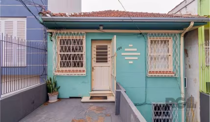Ótima localização para comércio e residencial. Sobrado com duas casas com entradas individuais, terreno de 6,60 X 25 de um lado e 26 do outro. Casas com sala, cozinha, banheiro, 2 quartos, pátio com u