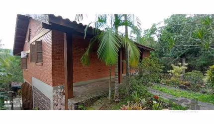 Casa dos Sonhos à Venda! Linda e ampla casa de 210m² privativos em terreno de 438m², perfeita para quem ama a natureza e a vida urbana. Com 2 dormitórios espaçosos, sacada e garagem fechada para 2 car