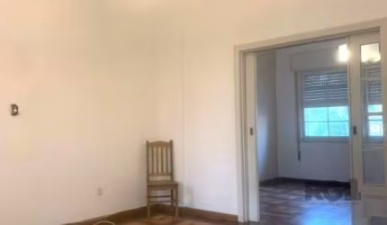 Apartamento 04 dormitórios,  no Bairro Higienópolis, clássico, com 3.10m. de pé direito, apartamento com muito potencial.&lt;BR&gt;187m² de carpete, na marcação atual corresponde a 230m² privativos.&l