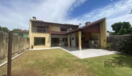 Ótima casa no Jardim do Salso, com 2 pavimentos, sendo o pavimento superior com 3 amplos dormitórios, sendo uma suíte com closet, dormitórios amplos e arejados com sacadão, banheiro social; no pavimen