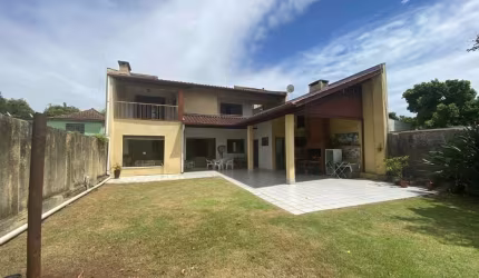 Ótima casa no Jardim do Salso, com 2 pavimentos, sendo o pavimento superior com 3 amplos dormitórios, sendo uma suíte com closet, dormitórios amplos e arejados com sacadão, banheiro social; no pavimen