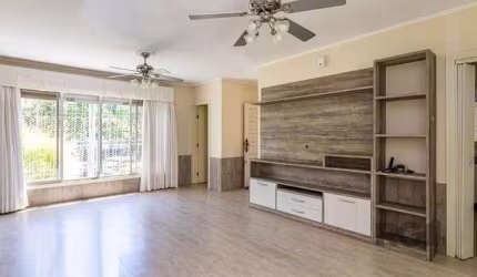Vende-se casa desocupada, ampla, área total de 350m² com 4 dormitórios, sendo uma suíte, 2 banheiros sociais, sala de estar íntima, living em 4 ambientes, copa e cozinha, tem área externa com um pátio