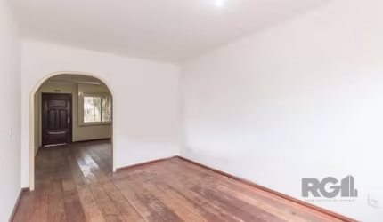 Vendo Casa com 04 dormitorios no bairro Chacará das Pedras em Porto Alegre, com 280m2 útil, 2 pavimentos, com 04 dormitórios, sendo 01 suíte, living superior com lareira, cozinha, banheiro social, edi