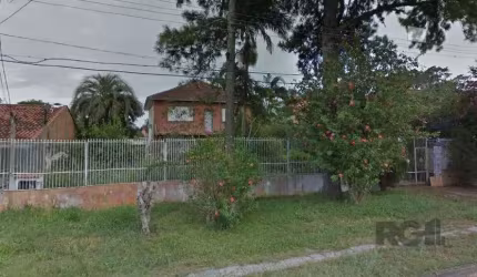 Descubra um refúgio de elegância clássica no coração do bairro Belém Novo. Esta propriedade encantadora, com uma área construída de 360 m², é um verdadeiro tesouro arquitetônico que combina comodidade