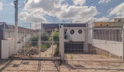 Casa residencial com 3 dormitórios, 3 vagas com 260m2 privativos no bairro Alto Petrópolis, a uma quadra da Avenida Protásio Alves. Sala de Estar para 2 ambientes e Sala de Jantar separada, com amplas
