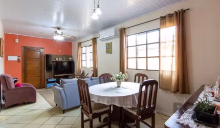 CASA com dois dormitórios, banheiro social e amplo living e cozinha.&lt;BR&gt;Terreno com 350m² e área total, sendo 10m de frente, com muitas possibilidades de construção.&lt;BR&gt;Amplo pátio com chu