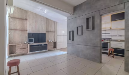 Sobrado três quartos com uma suíte, living, banheiro social, cozinha e pátio. O sobrado possui armários embutidos no quarto e na cozinha, móveis planejados, ar condicionado, fogão, geladeira e permane