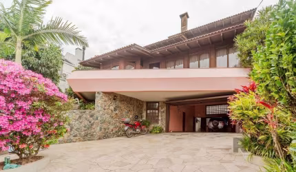 Casa, localizada em um dos bairros mais tradicionais da zona sul de Porto Alegre, Jardim Isabel, na parte mais alta com uma linda vista para o rio Guaíba.&lt;BR&gt;Este imóvel conta com área construíd