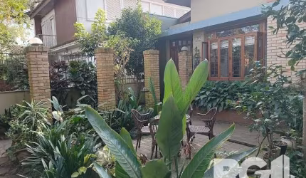 Ótima casa em rua tradicional e tranquila, 3 dorm. sendo 1 suíte, closet, living 2 ambientes amplos com lareira, estar intimo, cozinha montada, espaço gourmet, mezanino, mais 1 dormitório, c/ banheiro