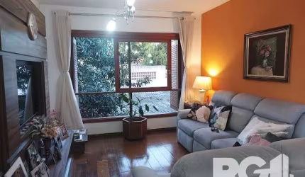 Apartamento 3 dorm. sendo 1 suíte, living 3 ambientes, cozinha c/ churrasqueira, área de serviço com aquecedor, todo apto com piso taboão, 2 vagas de estacionamento, apenas um lance de escada.