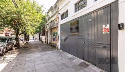 Esta espaçosa casa, localizada na rua Botafogo, oferece uma oportunidade única tanto para residência quanto para uso comercial, tudo isso em um dos bairros mais charmosos de Porto Alegre: o Menino Deu