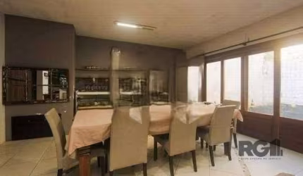 Casa com 04(quatro) quartos, living, cozinha equipada com armários sob medida, área de serviço com armários, quatro  banheiros e cinco vagas descobertas. Conta também com extenso sótão com lavabo, dan