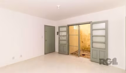 Apartamento localizado no bairro Jardim Carvalho, com 228m² no térreo. Imóvel com 03 dormitórios, sala, cozinha, banheiro, área de serviço, pátio e pisos em cerâmica. Imóvel com posição solar privileg