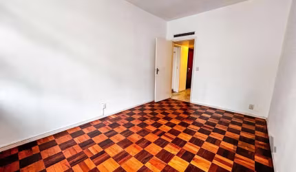 Ótimo e amplo apartamento no Centro, com 202m² privativos, de 3 dormitórios e vaga.  Possui living amplo para 2 ambientes com sala de estar e sala de jantar com sacada, 3 dormitórios sendo 1 suíte, ba