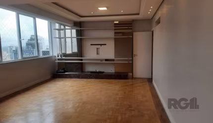 Vende&lt;BR&gt;Belo apartamento em andar alto com uma linda vista, ao lado da Catedral, na Rua mais desejada do Centro Histórico de Porto Alegre. São 126,85m² privativos distribuídos em 3 dormitórios 