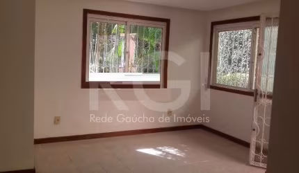 PREDIAL Imóveis, vende excelente casa. &lt;BR&gt;Andar térreo com 03 dormitórios/quartos , com armários sob medida e ar condicionado. Suite com hidromassagem .&lt;BR&gt;Living /sala em taboão para 02 