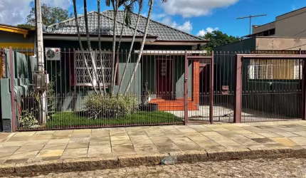 Excelente casa, toda reformada, na frente 03 dormitórios (hoje possui 02), duas salas, 01 de estar e 01 de jantas, banheiro suite americana, jardim de inverno com Junker, lavabo e cozinha. Nos fundos 