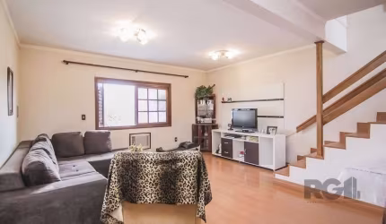 Casa à venda no bairro Partenon em Porto Alegre. Com 264m² de área, 2 dormitórios, 2 suítes, 3 banheiros, 1 vaga de garagem.&lt;BR&gt;Excelente estado de conservação do edifício, frente, churrasqueira