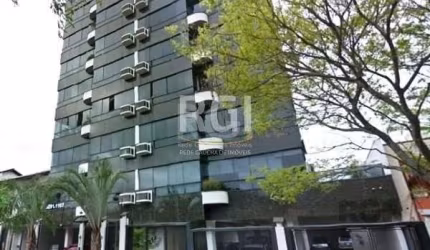 Apartamento de 3 dormitórios no Bairro Jardim Itú Sabará, (Porto Alegre), suíte, possui 175m2 privativos, com patio de 50m2 com espera para piscina, Living amplo para 3 ambientes com sacada e churrasq
