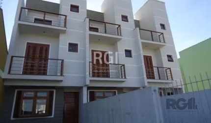 Lindo sobrado com 152 m² de área privativa e 168 m² de área total, distribuídos em 3 pavimentos:      &lt;BR&gt;1.º pavimento: 2 amplas vagas de estacionamento, estar/jantar/ lavabo/ cozinha,  área de
