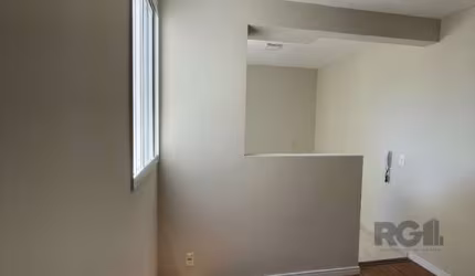 Apartamento no bairro Jardim Leopoldina, Condomínio Porto Laçador, nunca habitado, com 2 dormitórios, sala ampla pra 2 ambientes, cozinha americana com pia com área de serviço integrada, possui piso l