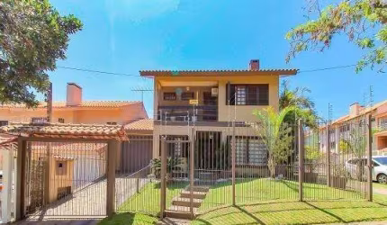 Casa 03 dormitórios + 1 dorm (04 dormitórios) com 258m² privativos, bairro Espírito Santo no loteamento Altos do Ipê. Primeiro pavimento: Sala ampla com lareira, escritório (opção de virar 4° dormitór