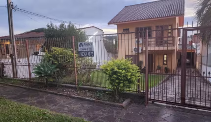 casa com 3 dormitórios sendo 1 suíte, sala de estar e sala de jantar escritório cozinha, lavanderia garagem coberta para 2 carros  e depósito