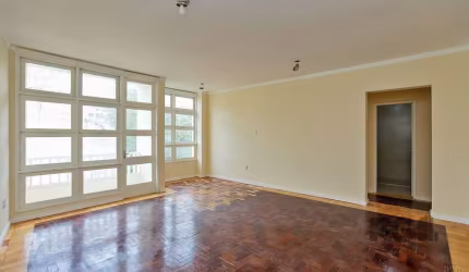Apartamento com 3 dormitórios no Centro Histórico em Porto Alegre. 139 m² privativos. Totalmente reformado. Andar alto, silencioso. Elevador com entrada privativa. Prédio tradicional. Excelente locali