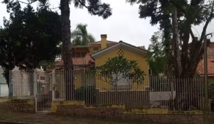 VENDO CASA RESIDENCIAL com 205m² de área construída, 03 dormitórios, sendo uma suíte !!!Possui no andar térreo living para 02 ambientes que integra sala de jantar e sala de estar com lareira. &lt;BR&g