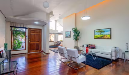 Excelente casa térrea com sobrado aos fundos do terreno (8,70m x 62,70m). Localização privilegiada. Casa frente: com 225 m² privativos, sala em L para 3 ambientes, pé direito duplo, hall, lavabo, escr