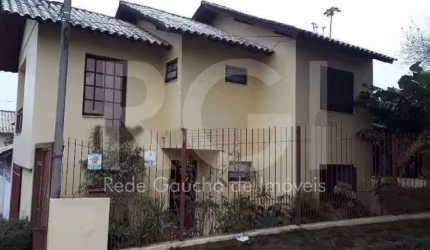 Excelente casa à venda em Cavalhada, Porto Alegre. Com 3 dormitórios, sendo 1 suíte, 3 banheiros, área total de 160.16m² e infraestrutura completa. Possui churrasqueira, sacada, quintal e está semi mo