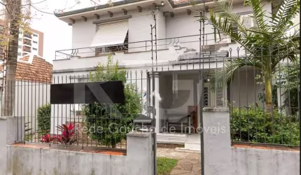 Somente para Investidor ! Ótima casa à venda em Petrópolis, Porto Alegre. Com 4 quartos, sendo 1 suíte,  3 banheiros sociais. Terreno com 15,60 de frente por 48,60 de fundos. Área total de 508.2m² e á