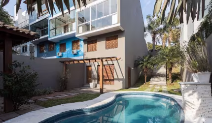 Casa lindíssima, sua área privativa 262,98.  localizada em Ipanema, no Imperial Park, com 3 dormitórios, um deles suíte com hidro e closet, living amplo, cozinha com móveis planejados, sala de jantar 