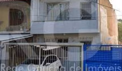 Predial vende casa com 4 dormitórios, copa-cozinha, living para 2 ambientes, sala de estar e sala de jantar, gabinete, dormitório  de casal com sacada de frente para a Joaquim Nabuco. Amplo pátio nos 