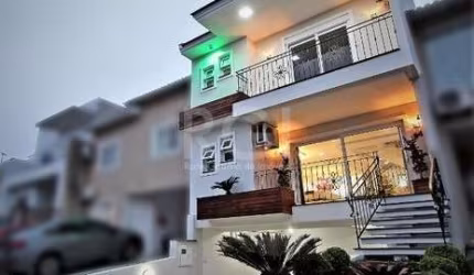 Linda Casa em condomínio fechado, com portaria 24h, sistema de monitoramento por câmeras 24h, área externa de churrasqueira e playground. Semi-mobiliada, com excelente acabamento, piso porcelanato, es