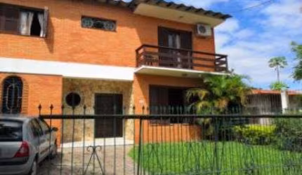 Casa com 3 dormitórios, sendo 1 suíte e closet, ampla cozinha, lavabo, banho social, living 3 ambientes, pátio com piscina e churrasqueira, depósito nos fundos com 2 dormitórios.