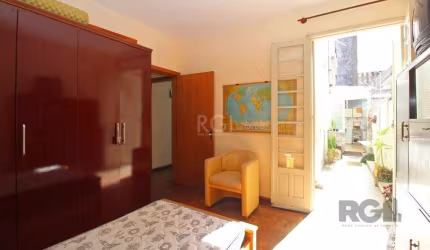 EXCLUSIVIDADE. Apartamento amplo de dois dormitórios, banheiro social, living para dois ambientes, copa cozinha, despensa, lavanderia, área lateral para jardim de inverno. O bairro São Geraldo é um ba